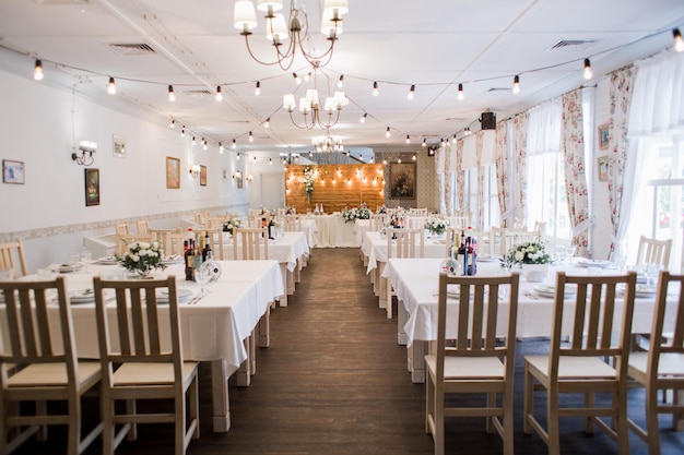 Décor lors d'une fête de mariage dans un restaurant