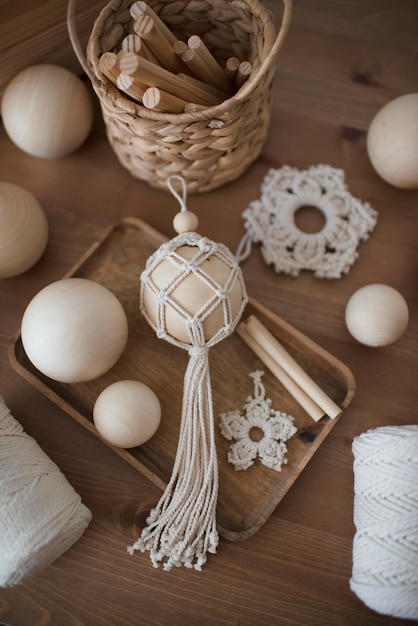 Décor en macramé dans une boîte en bois, boule de Noël et étoiles, fait main, matériaux de loisir.