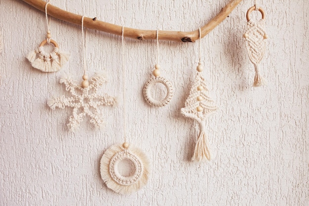 Décor de macramé de Noël Flocon de neige de Noël et éléments décoratifs sur bâton en bois Matériaux naturels fil de coton perles de bois Décorations écologiques ornements décor fait à la main Espace de copie