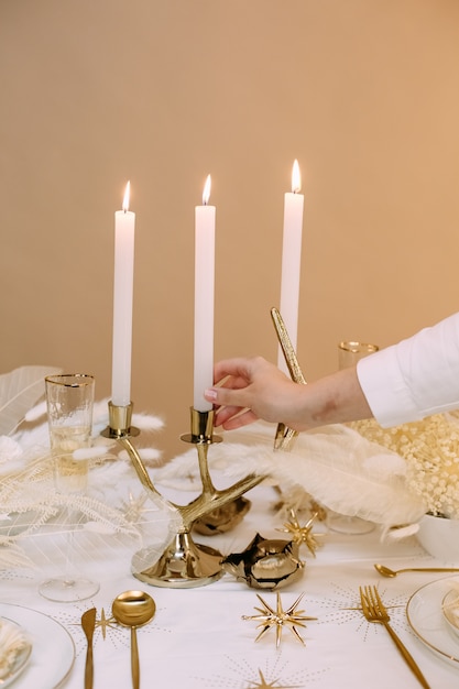 Photo décor à la main femme chandelier table dîner romantique