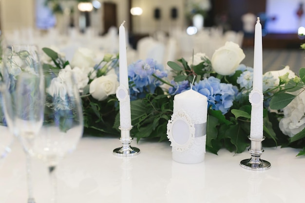 Décor de mariage au banquet Fleurs et bougies avec les initiales des mariés