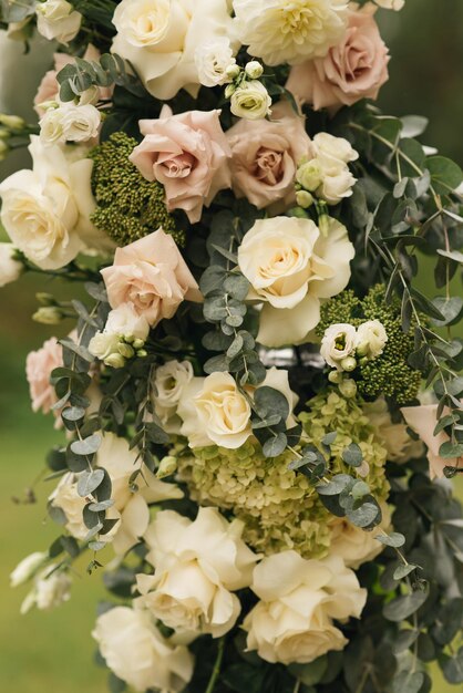 Décor de mariage avec fleurs Belle arche pour l'inscription des jeunes mariés