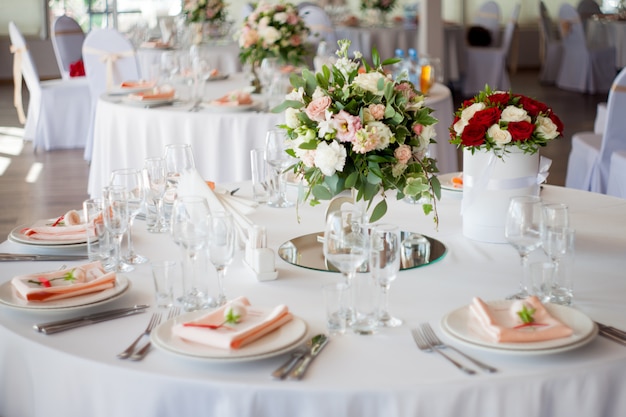 Décor de mariage. Fleurs dans le restaurant, table