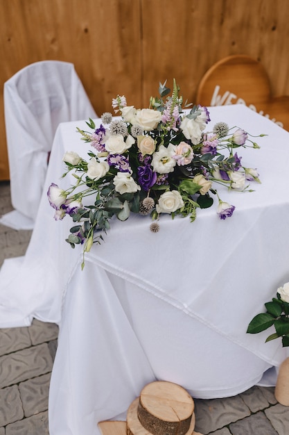 Décor de mariage, fleurs et motifs floraux lors du banquet et de la cérémonie