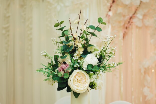 Décor de mariage magique sur les tables des mariés, couleur blanche et bleue, beaux détails, mise au point sélective