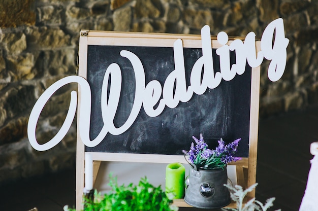 Décor de mariage. Plaque en bois avec l&#39;inscription Mariage. Mariage sur une assiette de fond vert et une fontaine. Décorations de mariage,