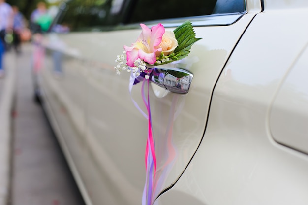 Décor de mariage sur la poignée de voiture