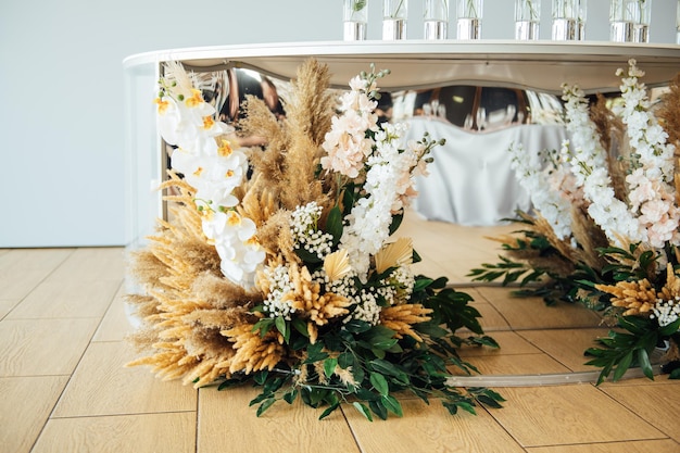 Décor de mariage pour les jeunes mariés lors d'un banquet. Fleuriste de fleurs séchées avec un style bohème.