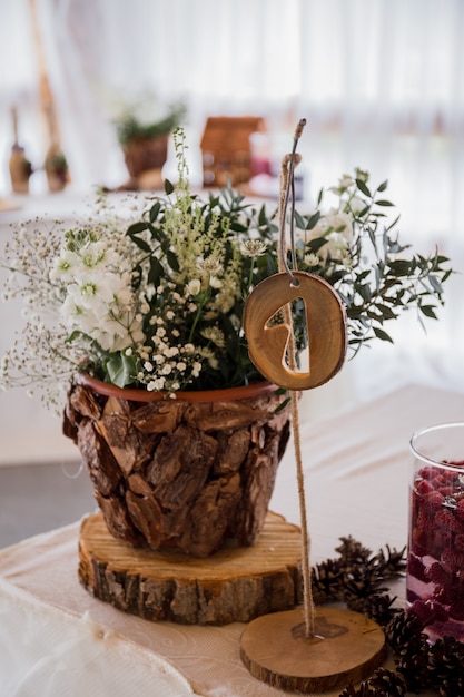 Décor de mariage sur une table dans un restaurant