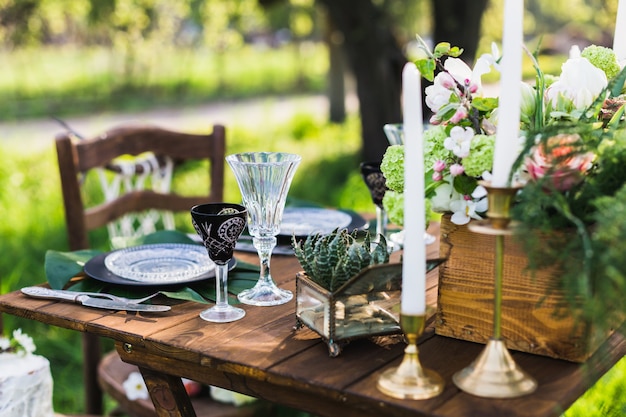 Décor de mariage. Table pour les jeunes mariés en plein air. Réception de mariage.