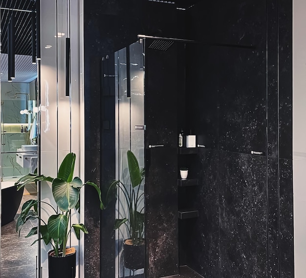 Décor de mobilier écologique d'intérieur de salle de bain moderne fait de matériaux organiques et durables décoration d'intérieur et design de luxe