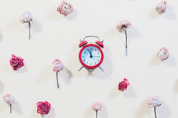 Décor de motif floral avec horloge. Il est temps de célébrer le concept. Fleurs roses sur ivoire