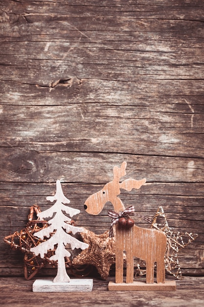 Décor naturel de Noël - cerf et sapin sur fond de bois avec espace de copie