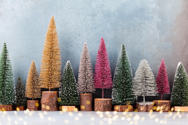 Décor de Noël, arbre de Noël sur fond bleu.