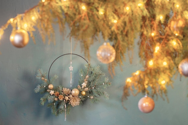 Décor de Noël avec des boules dorées sur un mur sombre de fond