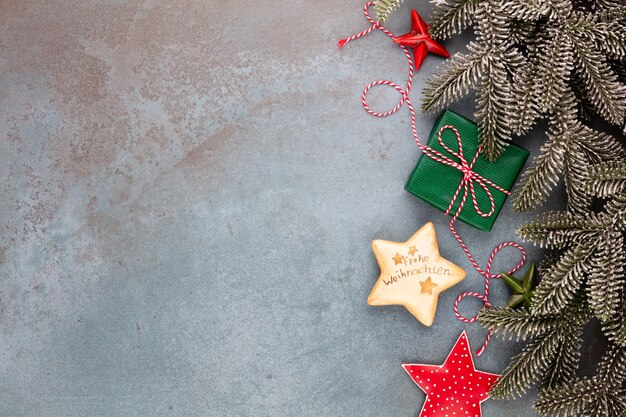 Décor de Noël avec des branches de sapin et des ornements