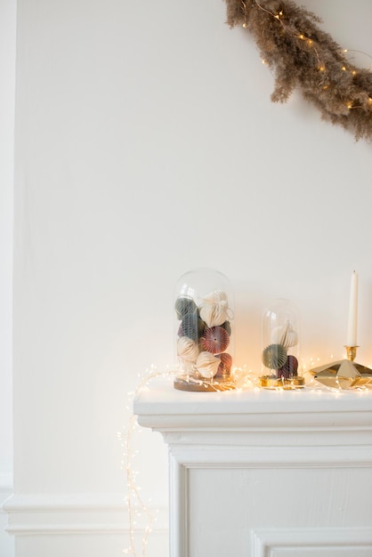 Décor de Noël sur une cheminée blanche