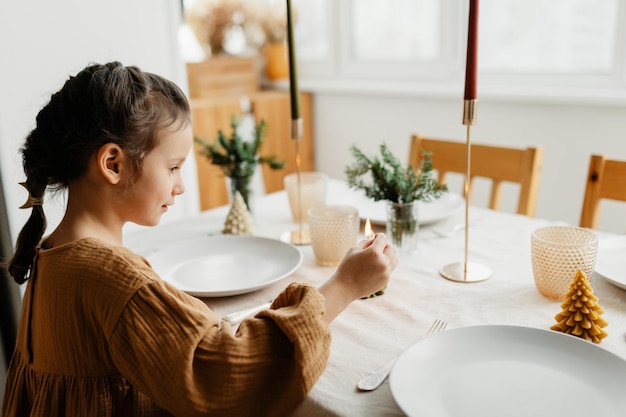 Décor de Noël dans le cadre d'une table de fête pour le déjeuner ou le dîner