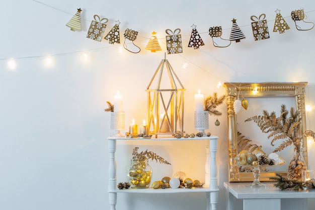 Photo décor de noël doré à l'intérieur blanc