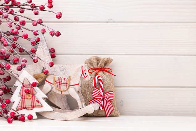 Décor de Noël sur fond blanc en bois