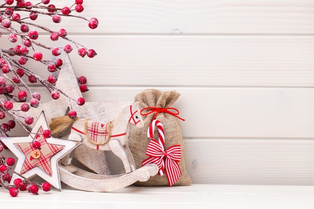 Décor de Noël sur fond blanc en bois