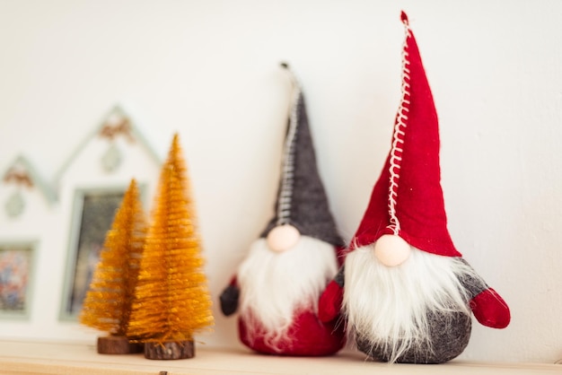 Décor de Noël Gnomes faits à la main Gros plan avec des casquettes rouges et grises Figurine d'arbre de Noël doré