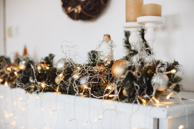 Décor de Noël Gros plan avec des jouets de Noël Angel et des bougies Atmosphère du Nouvel An