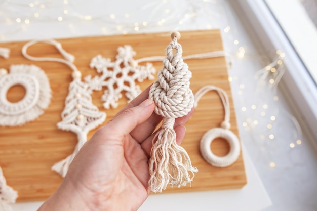 Décor de Noël en macramé sur table en bois