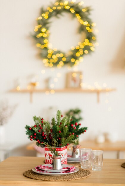 Décor de Noël et mise en table sur la table