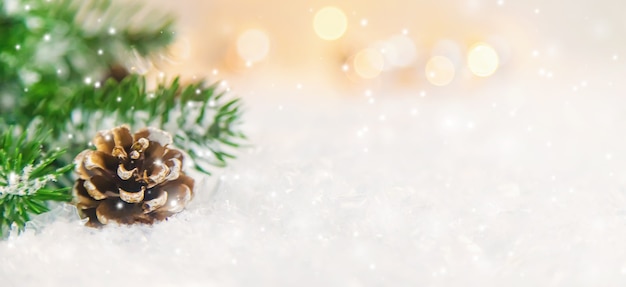 Décor de Noël, pommes de pin dans la neige. Mise au point sélective. Vacance.