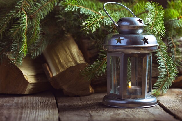 Décor de Noël à la table en bois