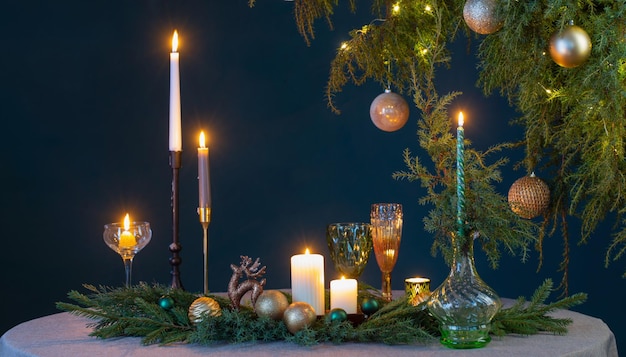 Décor de noël vert et doré sur table sur fond sombre