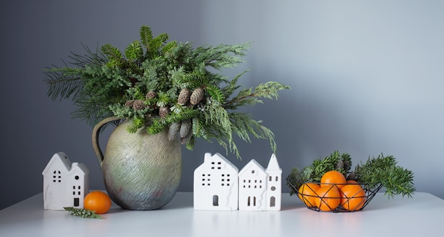 Décor de nouvel an avec des mandarines sur fond gris