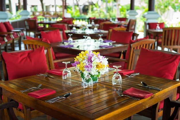 Décor D'orchidée Coloré Sur Le Dîner De Mariage En Inde