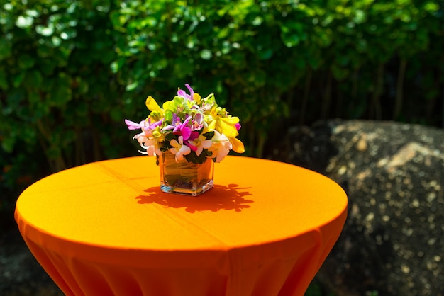 Décor d'orchidée coloré sur le dîner de mariage en Inde