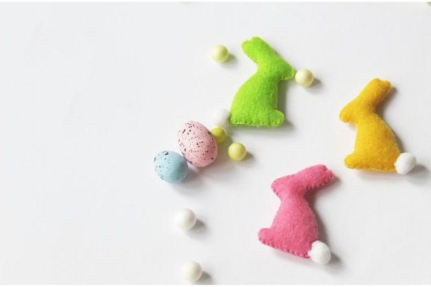 Décor De Pâques En Feutre, Lapins Multicolores Faits à La Main.