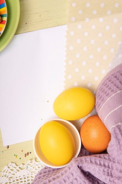 Photo le décor de pâques en gros plan avec des œufs colorés et des biscuits faits maison