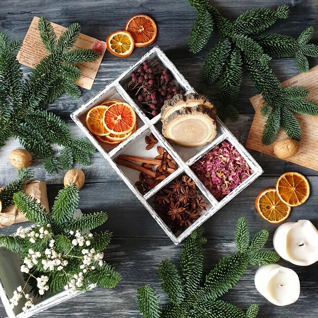 Photo le décor pour décorer la maison pour noël est préparé