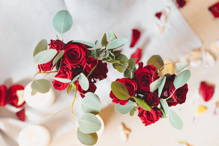 Photo décor pour un dîner romantique roses rouges pétales et bougie