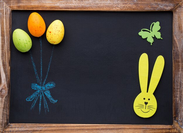 Décor de printemps et de Pâques. Symboles en bois lapin, fleurs et papillons.