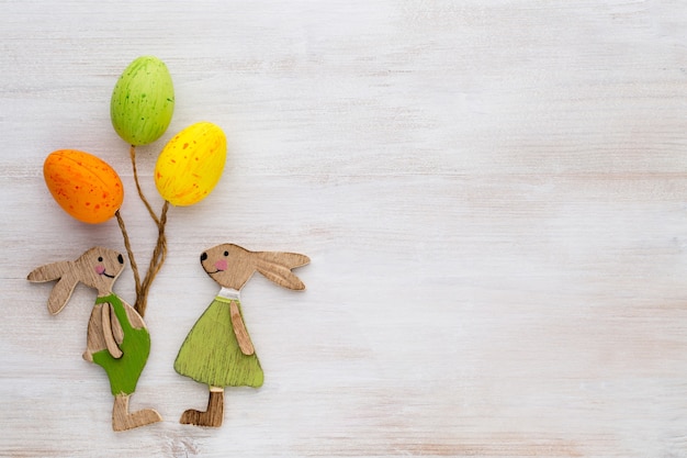 Décor de printemps et de Pâques avec des symboles en bois lapin, fleurs et papillons