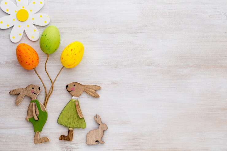 Décor de printemps et de Pâques avec des symboles en bois lapin, fleurs et papillons