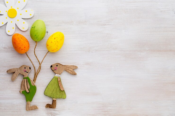Décor de printemps et de Pâques. Symboles en bois lapin, fleurs et papillons.