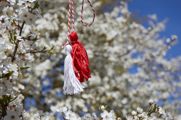 Décor de printemps traditionnel bulgare martenitsa sur l'arbre en fleurs vacances baba marta