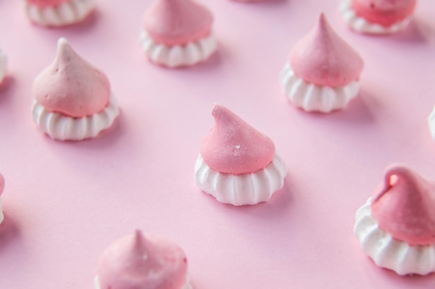 Décor rose et blanc épars pour la cuisson de la meringue un endroit pour annoncer un chef pâtissier