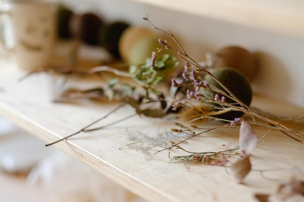 Décor rustique à base de plantes naturelles eco art inspiration artisanat brindille de plante séchée sur une étagère