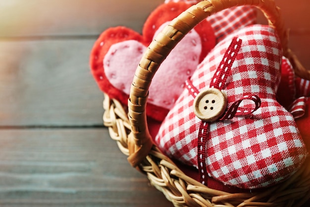 Décor de la Saint-Valentin dans le panier sur fond de bois