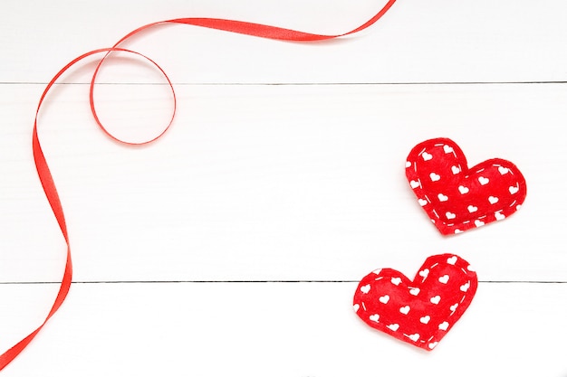 Décor de la Saint-Valentin sur fond de bois blanc