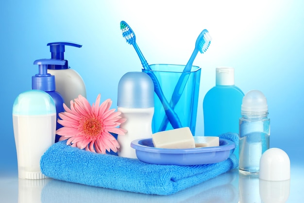 Photo le décor de la salle de bain sur fond bleu