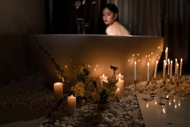 Décor de salle de bains romantique avec des bougies de fleurs et une fille en flou artistique